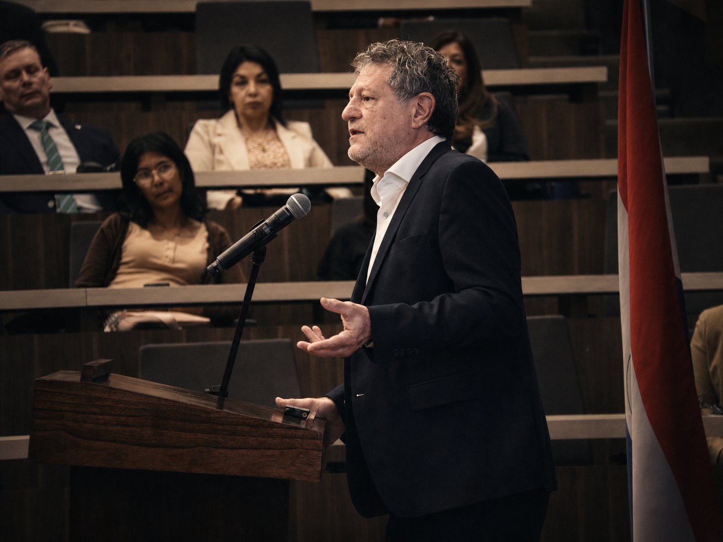 Eduardo Levy Yeyati presentando investigación
